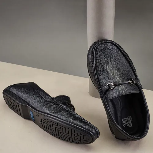 Image of Duke Men Textured Round Toe Loafers