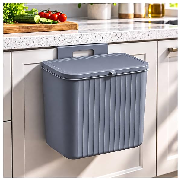 Eightiz Plastic Hanging Kitchen Trash Can with Lid– Cabinet Door Hanging Garbage